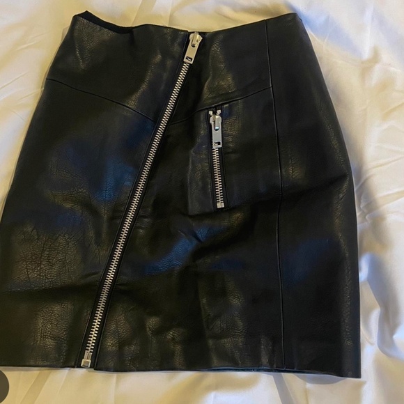 Elevate your style with this chic black leather skirt. Featuring a stylish zippe - Picture 1 of 2